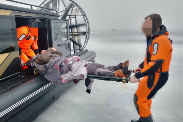 Двух мужчин без сознания вытащили из палатки на льду Ладожского озера